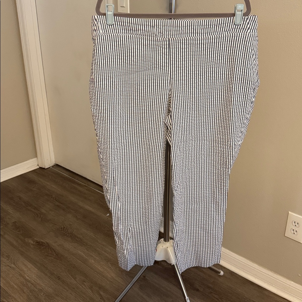Jones New York White and Navy Striped Cropped Pants